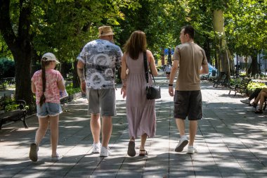 Odessa, Ukrayna, 23 Temmuz 2024 Cityscape, Rusya ile savaş sırasında, Odessa 'daki binalar Rus füzelerinin hedefi ve insanlar her gün sirenler çalsa da sokaklardalar..
