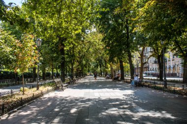 Odessa, Ukrayna, 23 Temmuz 2024 Cityscape, Rusya ile savaş sırasında, Odessa 'daki binalar Rus füzelerinin hedefi ve insanlar her gün sirenler çalsa da sokaklardalar..