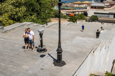 Odessa, Ukrayna, 23 Temmuz 2024 Cityscape, Rusya ile savaş sırasında, Odessa 'daki binalar Rus füzelerinin hedefi ve insanlar her gün sirenler çalsa da sokaklardalar..