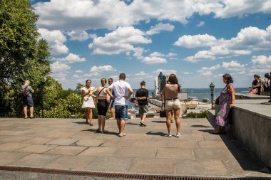 Odessa, Ukrayna, 23 Temmuz 2024 Cityscape, Rusya ile savaş sırasında, Odessa 'daki binalar Rus füzelerinin hedefi ve insanlar her gün sirenler çalsa da sokaklardalar..