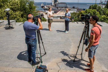 Odessa, Ukrayna, 23 Temmuz 2024 Cityscape, Rusya ile savaş sırasında, Odessa 'daki binalar Rus füzelerinin hedefi ve insanlar her gün sirenler çalsa da sokaklardalar..