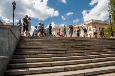 Odessa, Ukrayna, 23 Temmuz 2024 Cityscape, Rusya ile savaş sırasında, Odessa 'daki binalar Rus füzelerinin hedefi ve insanlar her gün sirenler çalsa da sokaklardalar..