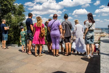 Odessa, Ukrayna, 23 Temmuz 2024 Cityscape, Rusya ile savaş sırasında, Odessa 'daki binalar Rus füzelerinin hedefi ve insanlar her gün sirenler çalsa da sokaklardalar..