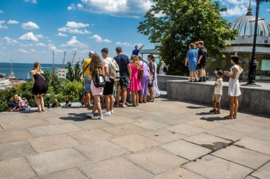 Odessa, Ukrayna, 23 Temmuz 2024 Cityscape, Rusya ile savaş sırasında, Odessa 'daki binalar Rus füzelerinin hedefi ve insanlar her gün sirenler çalsa da sokaklardalar..