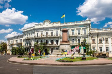 Odessa, Ukrayna, 23 Temmuz 2024 Cityscape, Rusya ile savaş sırasında, Odessa 'daki binalar Rus füzelerinin hedefi ve insanlar her gün sirenler çalsa da sokaklardalar..
