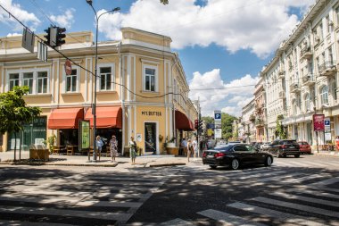 Odessa, Ukrayna, 23 Temmuz 2024 Cityscape, Rusya ile savaş sırasında, Odessa 'daki binalar Rus füzelerinin hedefi ve insanlar her gün sirenler çalsa da sokaklardalar..