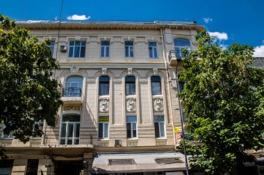 Odessa, Ukrayna, 23 Temmuz 2024 Cityscape, Rusya ile savaş sırasında, Odessa 'daki binalar Rus füzelerinin hedefi ve insanlar her gün sirenler çalsa da sokaklardalar..