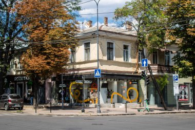 Odessa, Ukrayna, 23 Temmuz 2024 Cityscape, Rusya ile savaş sırasında, Odessa 'daki binalar Rus füzelerinin hedefi ve insanlar her gün sirenler çalsa da sokaklardalar..