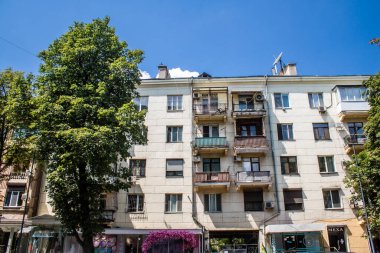 Odessa, Ukrayna, 23 Temmuz 2024 Cityscape, Rusya ile savaş sırasında, Odessa 'daki binalar Rus füzelerinin hedefi ve insanlar her gün sirenler çalsa da sokaklardalar..