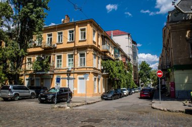 Odessa, Ukrayna, 23 Temmuz 2024 Cityscape, Rusya ile savaş sırasında, Odessa 'daki binalar Rus füzelerinin hedefi ve insanlar her gün sirenler çalsa da sokaklardalar..