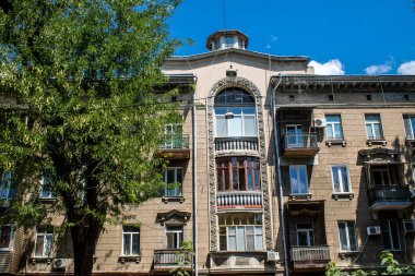 Odessa, Ukrayna, 23 Temmuz 2024 Cityscape, Rusya ile savaş sırasında, Odessa 'daki binalar Rus füzelerinin hedefi ve insanlar her gün sirenler çalsa da sokaklardalar..