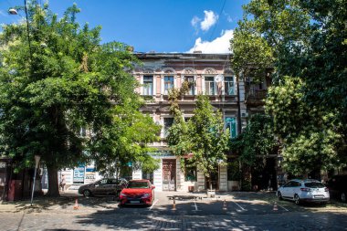 Odessa, Ukrayna, 23 Temmuz 2024 Cityscape, Rusya ile savaş sırasında, Odessa 'daki binalar Rus füzelerinin hedefi ve insanlar her gün sirenler çalsa da sokaklardalar..