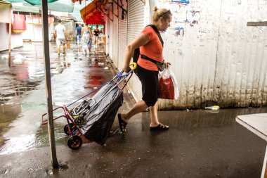 Odesa, Ukrayna, 22 Temmuz 2024 Pryvoz pazarı Odesa 'daki en büyük gıda pazarı ve dünyanın en büyük pazarlarından biridir. İnsanlar çabuk alışveriş yapıyor çünkü Odesa Ruslar tarafından saldırı altında.