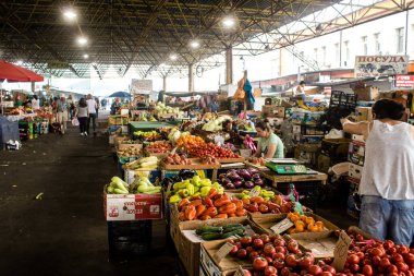 Odesa, Ukrayna, 22 Temmuz 2024 Pryvoz pazarı Odesa 'daki en büyük gıda pazarı ve dünyanın en büyük pazarlarından biridir. İnsanlar çabuk alışveriş yapıyor çünkü Odesa Ruslar tarafından saldırı altında.