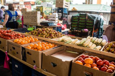 Odesa, Ukrayna, 22 Temmuz 2024 Pryvoz pazarı Odesa 'daki en büyük gıda pazarı ve dünyanın en büyük pazarlarından biridir. İnsanlar çabuk alışveriş yapıyor çünkü Odesa Ruslar tarafından saldırı altında.