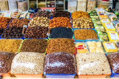 Odesa, Ukrayna, 22 Temmuz 2024 Pryvoz pazarı Odesa 'daki en büyük gıda pazarı ve dünyanın en büyük pazarlarından biridir. İnsanlar çabuk alışveriş yapıyor çünkü Odesa Ruslar tarafından saldırı altında.