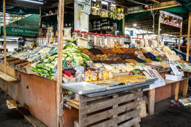 Odesa, Ukrayna, 22 Temmuz 2024 Pryvoz pazarı Odesa 'daki en büyük gıda pazarı ve dünyanın en büyük pazarlarından biridir. İnsanlar çabuk alışveriş yapıyor çünkü Odesa Ruslar tarafından saldırı altında.