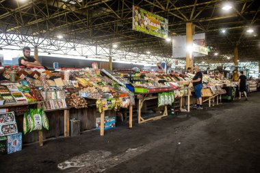 Odesa, Ukrayna, 22 Temmuz 2024 Pryvoz pazarı Odesa 'daki en büyük gıda pazarı ve dünyanın en büyük pazarlarından biridir. İnsanlar çabuk alışveriş yapıyor çünkü Odesa Ruslar tarafından saldırı altında.