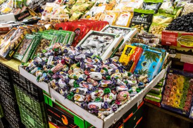 Odesa, Ukrayna, 22 Temmuz 2024 Pryvoz pazarı Odesa 'daki en büyük gıda pazarı ve dünyanın en büyük pazarlarından biridir. İnsanlar çabuk alışveriş yapıyor çünkü Odesa Ruslar tarafından saldırı altında.