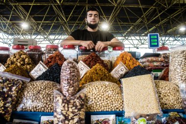 Odesa, Ukrayna, 22 Temmuz 2024 Pryvoz pazarı Odesa 'daki en büyük gıda pazarı ve dünyanın en büyük pazarlarından biridir. İnsanlar çabuk alışveriş yapıyor çünkü Odesa Ruslar tarafından saldırı altında.