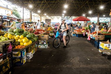Odesa, Ukrayna, 22 Temmuz 2024 Pryvoz pazarı Odesa 'daki en büyük gıda pazarı ve dünyanın en büyük pazarlarından biridir. İnsanlar çabuk alışveriş yapıyor çünkü Odesa Ruslar tarafından saldırı altında.