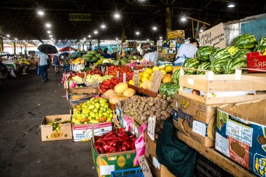 Odesa, Ukrayna, 22 Temmuz 2024 Pryvoz pazarı Odesa 'daki en büyük gıda pazarı ve dünyanın en büyük pazarlarından biridir. İnsanlar çabuk alışveriş yapıyor çünkü Odesa Ruslar tarafından saldırı altında.