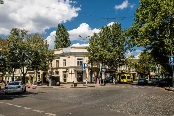 Odessa, Ukrayna, 23 Temmuz 2024 Cityscape, Rusya ile savaş sırasında, Odessa 'daki binalar Rus füzelerinin hedefi ve insanlar her gün sirenler çalsa da sokaklardalar..