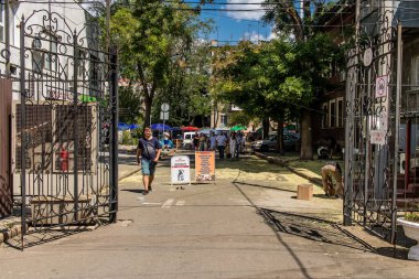 Odessa, Ukrayna, 20 Temmuz 2024 Cityscape, Rusya ile savaş sırasında, Odessa 'daki binalar Rus füzelerinin hedefi ve insanlar her gün sirenler çalsa da sokaklardalar..