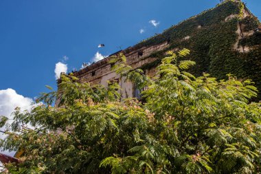 Odessa, Ukrayna, 20 Temmuz 2024 Cityscape, Rusya ile savaş sırasında, Odessa 'daki binalar Rus füzelerinin hedefi ve insanlar her gün sirenler çalsa da sokaklardalar..