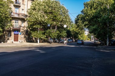 Odessa, Ukrayna, 20 Temmuz 2024 Cityscape, Rusya ile savaş sırasında, Odessa 'daki binalar Rus füzelerinin hedefi ve insanlar her gün sirenler çalsa da sokaklardalar..