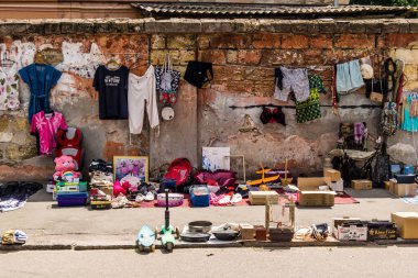 Odessa, Ukrayna, 20 Temmuz 2024 Starokonnyi bit pazarı Odessa 'daki en renkli yerlerden biridir. Bu eşsiz yerde nadir eşyalar, değersiz plastik eşyalar ve ikinci el eşyalar buluyoruz..