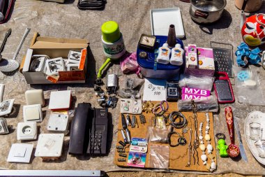 Odessa, Ukrayna, 20 Temmuz 2024 Starokonnyi bit pazarı Odessa 'daki en renkli yerlerden biridir. Bu eşsiz yerde nadir eşyalar, değersiz plastik eşyalar ve ikinci el eşyalar buluyoruz..