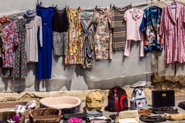 Odessa, Ukrayna, 20 Temmuz 2024 Starokonnyi bit pazarı Odessa 'daki en renkli yerlerden biridir. Bu eşsiz yerde nadir eşyalar, değersiz plastik eşyalar ve ikinci el eşyalar buluyoruz..