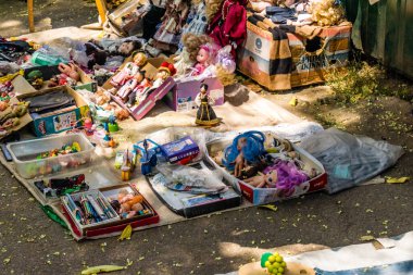 Odessa, Ukrayna, 20 Temmuz 2024 Starokonnyi bit pazarı Odessa 'daki en renkli yerlerden biridir. Bu eşsiz yerde nadir eşyalar, değersiz plastik eşyalar ve ikinci el eşyalar buluyoruz..