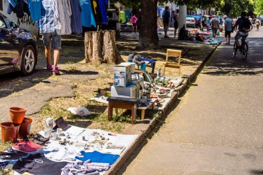 Odessa, Ukrayna, 20 Temmuz 2024 Starokonnyi bit pazarı Odessa 'daki en renkli yerlerden biridir. Bu eşsiz yerde nadir eşyalar, değersiz plastik eşyalar ve ikinci el eşyalar buluyoruz..