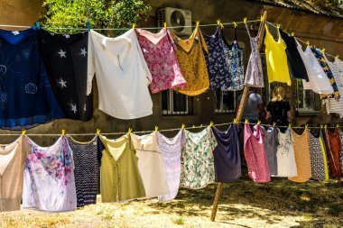 Odessa, Ukrayna, 20 Temmuz 2024 Starokonnyi bit pazarı Odessa 'daki en renkli yerlerden biridir. Bu eşsiz yerde nadir eşyalar, değersiz plastik eşyalar ve ikinci el eşyalar buluyoruz..