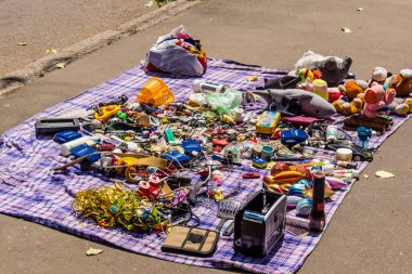 Odessa, Ukrayna, 20 Temmuz 2024 Starokonnyi bit pazarı Odessa 'daki en renkli yerlerden biridir. Bu eşsiz yerde nadir eşyalar, değersiz plastik eşyalar ve ikinci el eşyalar buluyoruz..