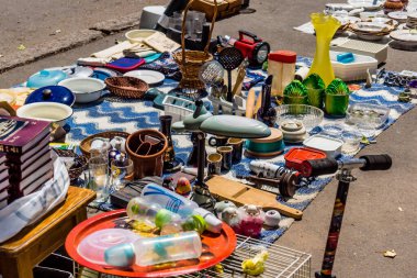 Odessa, Ukrayna, 20 Temmuz 2024 Starokonnyi bit pazarı Odessa 'daki en renkli yerlerden biridir. Bu eşsiz yerde nadir eşyalar, değersiz plastik eşyalar ve ikinci el eşyalar buluyoruz..