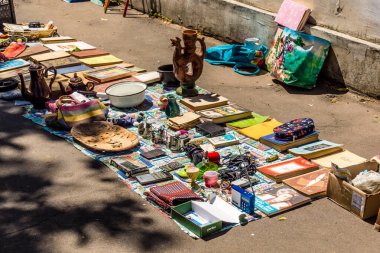 Odessa, Ukrayna, 20 Temmuz 2024 Starokonnyi bit pazarı Odessa 'daki en renkli yerlerden biridir. Bu eşsiz yerde nadir eşyalar, değersiz plastik eşyalar ve ikinci el eşyalar buluyoruz..