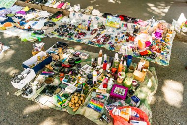 Odessa, Ukrayna, 20 Temmuz 2024 Starokonnyi bit pazarı Odessa 'daki en renkli yerlerden biridir. Bu eşsiz yerde nadir eşyalar, değersiz plastik eşyalar ve ikinci el eşyalar buluyoruz..