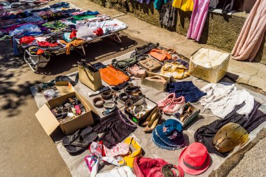 Odessa, Ukrayna, 20 Temmuz 2024 Starokonnyi bit pazarı Odessa 'daki en renkli yerlerden biridir. Bu eşsiz yerde nadir eşyalar, değersiz plastik eşyalar ve ikinci el eşyalar buluyoruz..