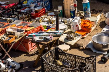 Odessa, Ukrayna, 20 Temmuz 2024 Starokonnyi bit pazarı Odessa 'daki en renkli yerlerden biridir. Bu eşsiz yerde nadir eşyalar, değersiz plastik eşyalar ve ikinci el eşyalar buluyoruz..