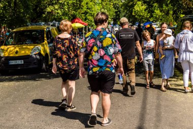 Odessa, Ukrayna, 20 Temmuz 2024 Starokonnyi bit pazarı Odessa 'daki en renkli yerlerden biridir. Bu eşsiz yerde nadir eşyalar, değersiz plastik eşyalar ve ikinci el eşyalar buluyoruz..