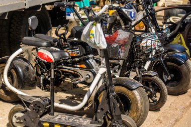 Odessa, Ukrayna, 20 Temmuz 2024 Starokonnyi bit pazarı Odessa 'daki en renkli yerlerden biridir. Bu eşsiz yerde nadir eşyalar, değersiz plastik eşyalar ve ikinci el eşyalar buluyoruz..