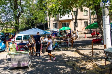 Odessa, Ukrayna, 20 Temmuz 2024 Starokonnyi bit pazarı Odessa 'daki en renkli yerlerden biridir. Bu eşsiz yerde nadir eşyalar, değersiz plastik eşyalar ve ikinci el eşyalar buluyoruz..