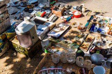 Odessa, Ukrayna, 20 Temmuz 2024 Starokonnyi bit pazarı Odessa 'daki en renkli yerlerden biridir. Bu eşsiz yerde nadir eşyalar, değersiz plastik eşyalar ve ikinci el eşyalar buluyoruz..