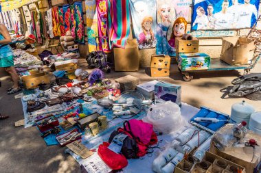 Odessa, Ukrayna, 20 Temmuz 2024 Starokonnyi bit pazarı Odessa 'daki en renkli yerlerden biridir. Bu eşsiz yerde nadir eşyalar, değersiz plastik eşyalar ve ikinci el eşyalar buluyoruz..