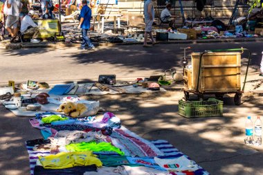 Odessa, Ukrayna, 20 Temmuz 2024 Starokonnyi bit pazarı Odessa 'daki en renkli yerlerden biridir. Bu eşsiz yerde nadir eşyalar, değersiz plastik eşyalar ve ikinci el eşyalar buluyoruz..