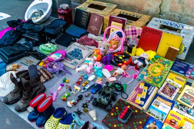 Odessa, Ukrayna, 20 Temmuz 2024 Starokonnyi bit pazarı Odessa 'daki en renkli yerlerden biridir. Bu eşsiz yerde nadir eşyalar, değersiz plastik eşyalar ve ikinci el eşyalar buluyoruz..