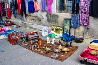 Odessa, Ukrayna, 20 Temmuz 2024 Starokonnyi bit pazarı Odessa 'daki en renkli yerlerden biridir. Bu eşsiz yerde nadir eşyalar, değersiz plastik eşyalar ve ikinci el eşyalar buluyoruz..